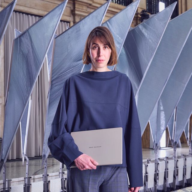 Designer with Zenbook_On-site_02